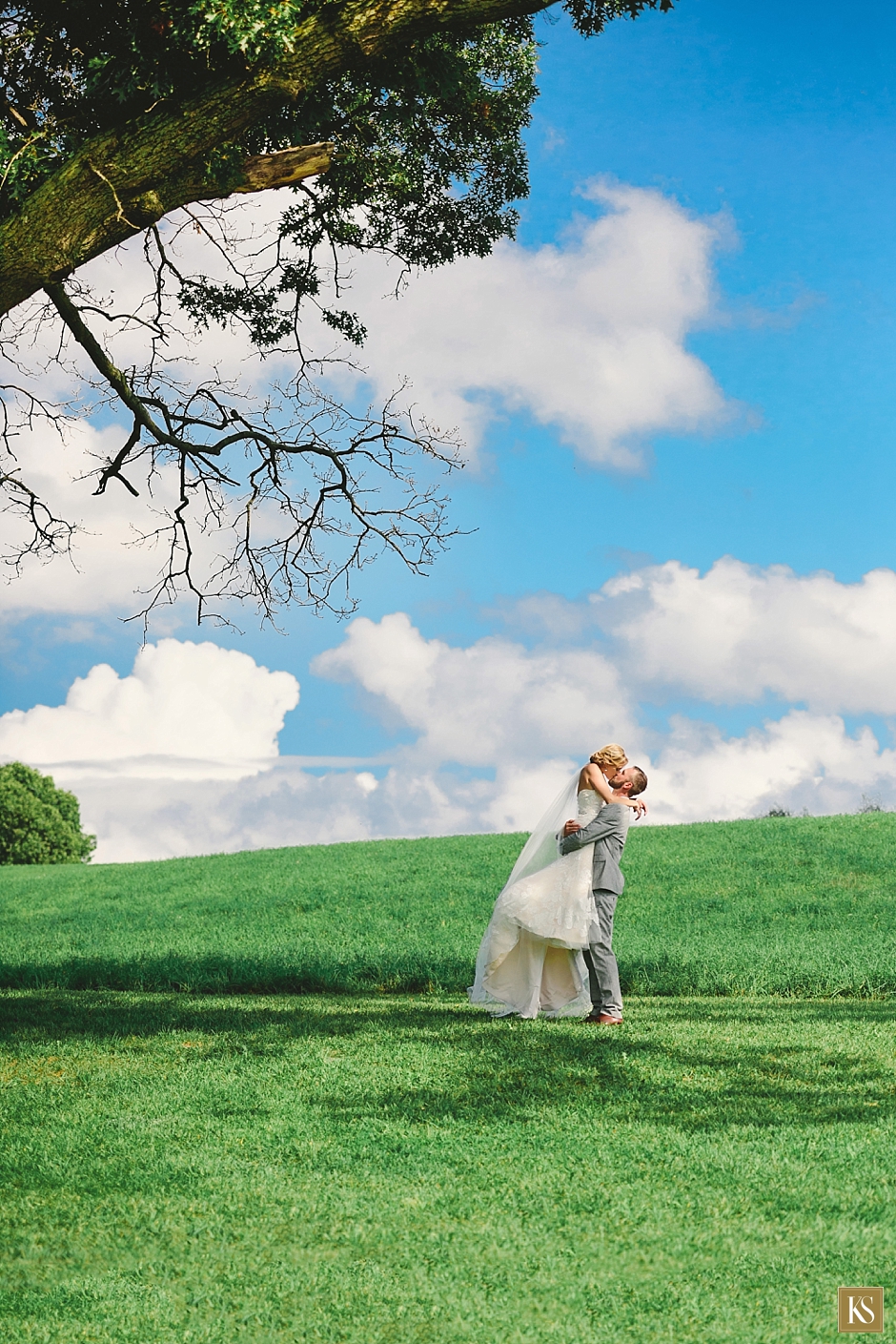Must have wedding picture, www.kelliesaunders.com